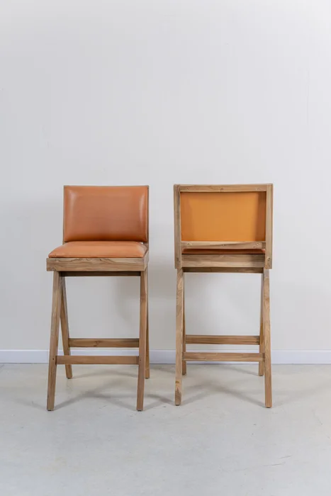 Banqueta en madera teca y cuero en Beige - Butacas, banquetas y puffs, Uruguay | Entrecasa, vista 3