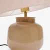 Lámpara de mesa Tay de cerámica verde y lino beige en Beige - Lámparas de mesa, Uruguay | Kavehome, vista 4 de 6