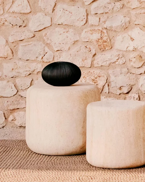 Mesa auxiliar Drasi de cemento con acabado efecto travertino - Ø60 cm en Beige - Mesas de arrimo, Uruguay | Kavehome, vista 3