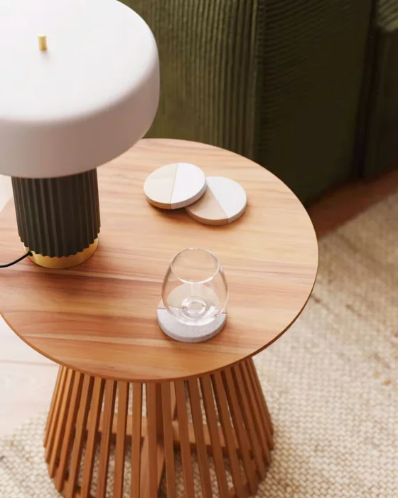 Mesa auxiliar Jeanette madera maciza de teca Ø 50 cm en Madera natural - Mesas de arrimo, Uruguay | Kavehome, vista 3