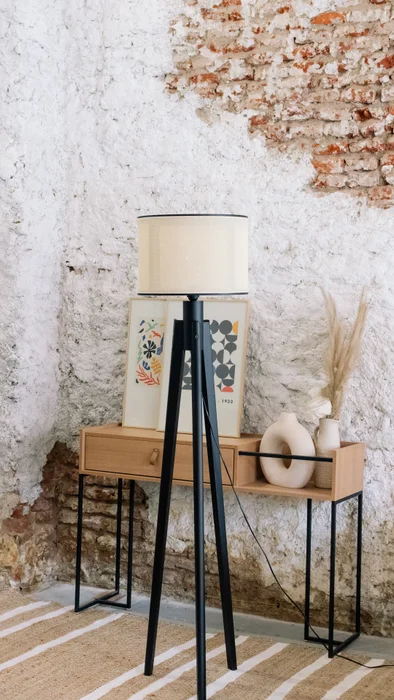 Lámpara Trippe Madera y Esterilla - Negro en Madera natural - Lámparas de pie, Uruguay | Berna home, vista 2