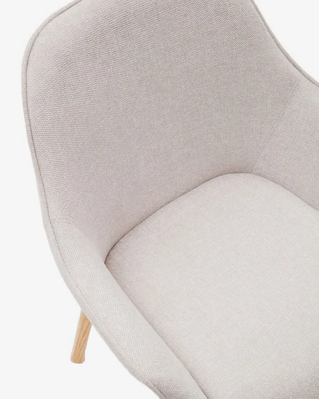 Silla Aleli - de chenilla beige y patas de madera maciza de fresno con acabado natural en Beige - Sillas, Uruguay | Kavehome, vista 5