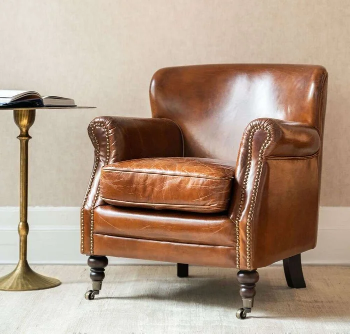 BERGERE CUERO ITALIANO ENVEJECIDO CON TACHAS en Marrón - Butacas, banquetas y puffs, Uruguay | La Iberica