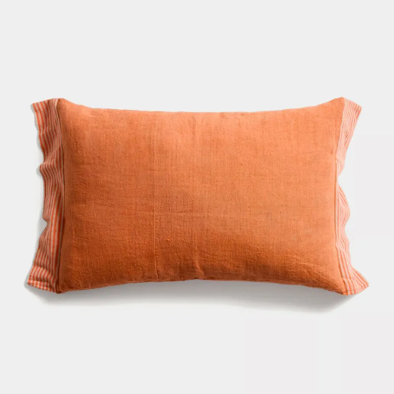 Almohadón Disea de lino - beige con detalle de rayas negras, 40 x 60 cm en Naranja - Textiles, Uruguay | Kavehome