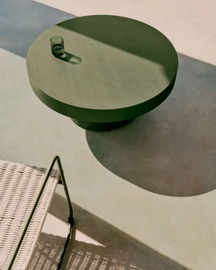 Mesa de centro Aiguablava de cemento - verde Ø 90 cm en Verde - Mesas de living, Uruguay | Kavehome, vista 2