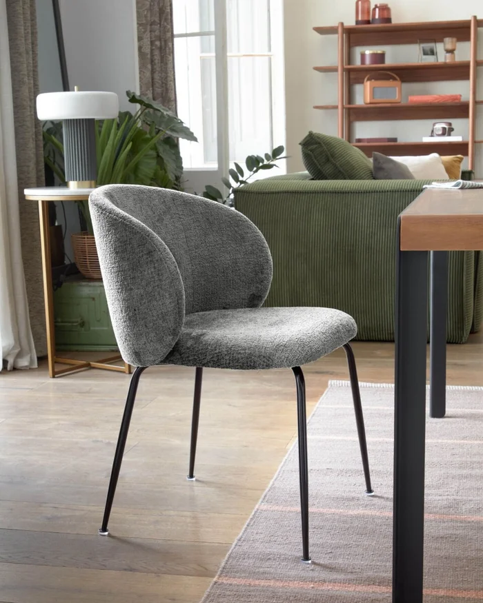 Silla Minna - de chenilla gris y patas de acero acabado negro en Gris - Sillas, Uruguay | Kavehome, vista 2