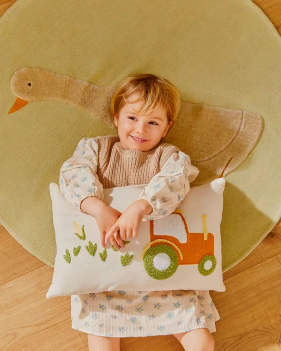 Almohadón Pecky de algodón beige bordado de tractor 30 x 50 cm en Multicolor - Textiles, Uruguay | Kavehome, vista 2
