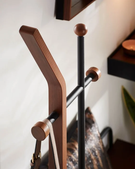 Perchero Magali acero negro y contrachapado de roble 172 cm en Negro - Percheros y colgadores, Uruguay | Kavehome, vista 3
