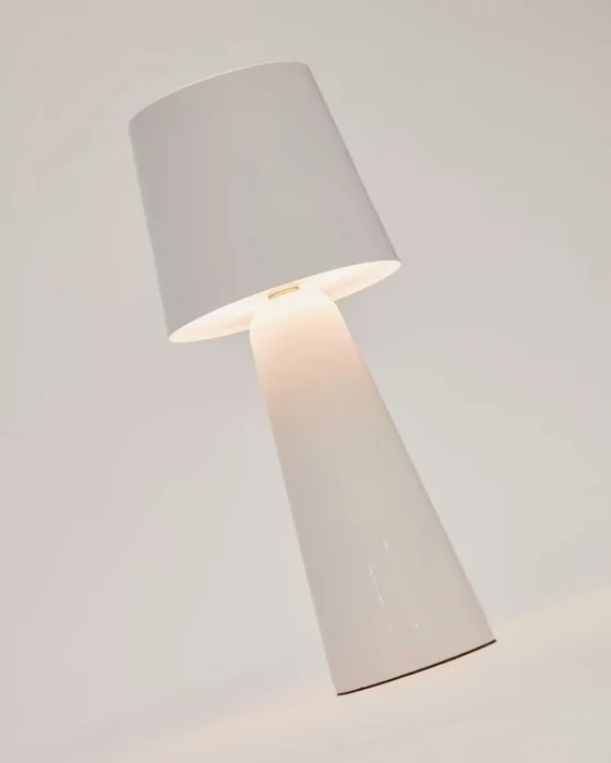 Lámpara de mesa Arenys - pequeña de metal con acabado pintado blanco en Blanco - Lámparas de mesa, Uruguay | Kavehome, vista 5