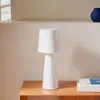 Lámpara de mesa Arenys - pequeña de metal con acabado pintado blanco en Blanco - Lámparas de mesa, Uruguay | Kavehome, vista 4 de 7
