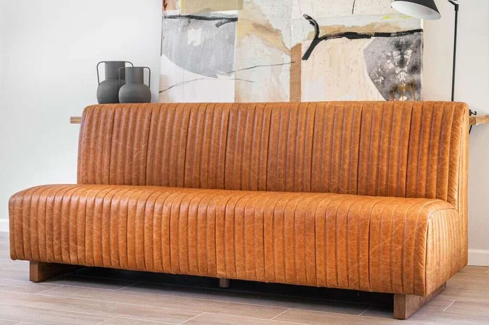 SILLON DE COMEDOR FERRARO - CUERO ITALIANO CARAMELO - 2.13 MTS en Marrón - Sillones y sofás, Uruguay | La Iberica