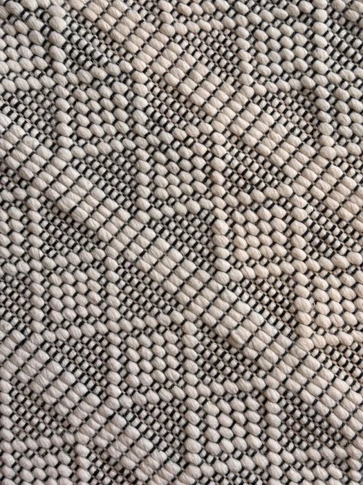 ALFOMBRA LANA ROMBOS RELIEVE CRUDO en Off-white - Textiles, Uruguay | Masinfinito Casa, vista 3