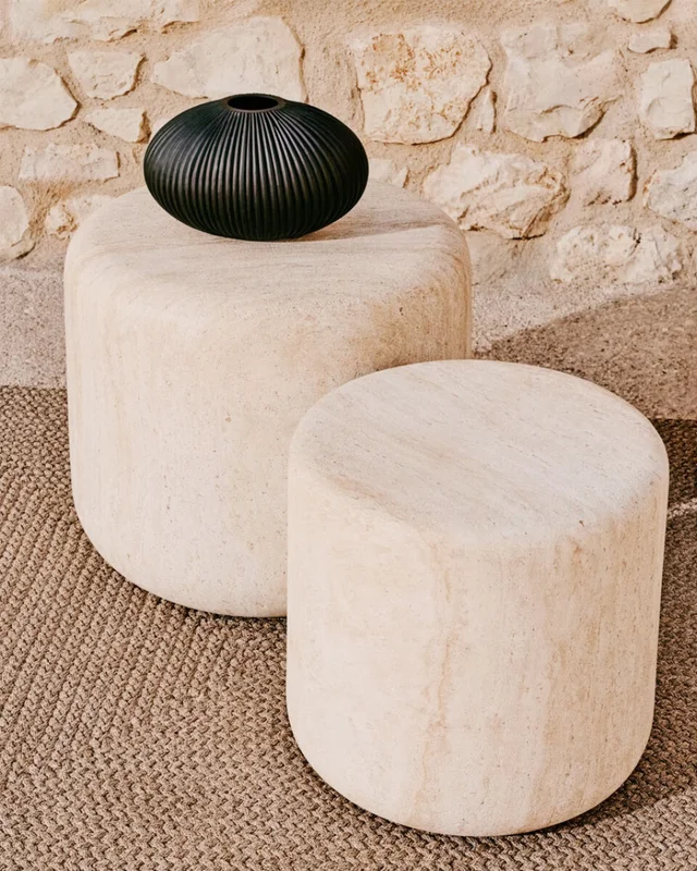 Mesa auxiliar Drasi de cemento con acabado efecto travertino - Ø46 cm en Beige - Mesas de arrimo, Uruguay | Kavehome, vista 3
