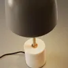 Luminaria de mesa Alish de metal y mármol en Beige - Lámparas de mesa, Uruguay | Kavehome, vista 4 de 6