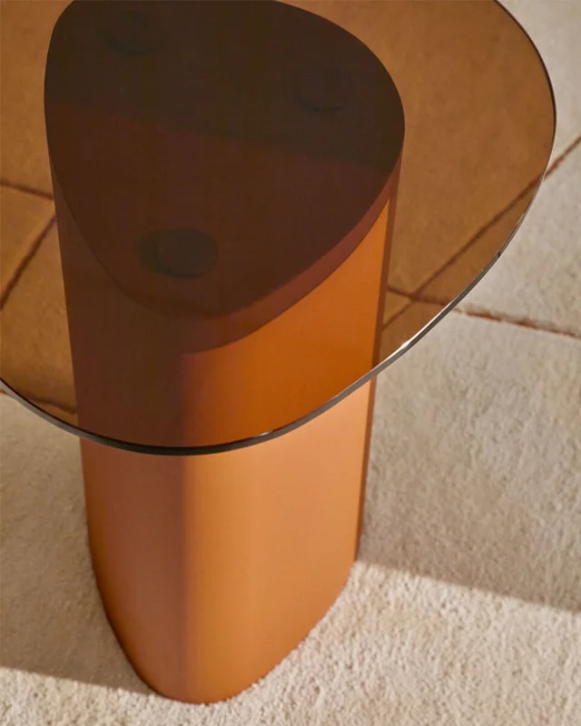 Mesa auxiliar Olir de vidrio templado y acero terracota 48 x 46,8 cm en Rojo - Mesas de arrimo, Uruguay | Kavehome, vista 3