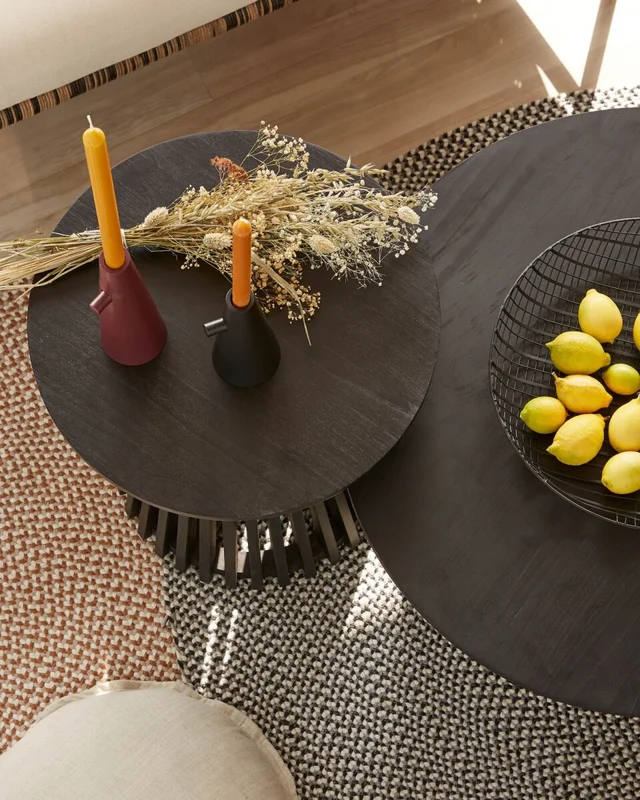Mesa auxiliar Jeanette madera maciza de mindi negro Ø 50 cm en Negro - Mesas de arrimo, Uruguay | Kavehome, vista 4
