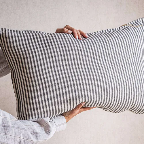 ALMOHADON LINO ALTO GRAMAJE RAYADO GRIS OSCURO - 70 X 43 CMS en Gris - Textiles, Uruguay | La Iberica