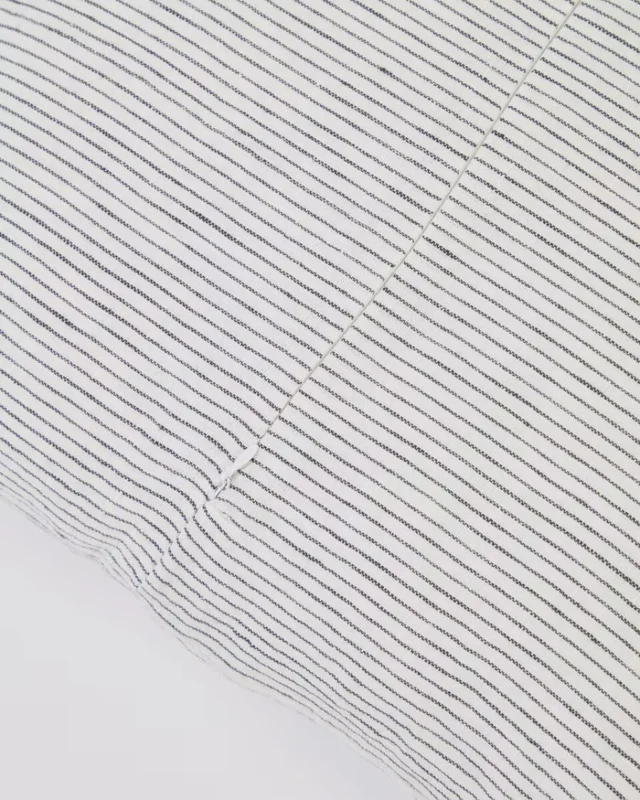 Almohadón Marena 100% lino rayas blanco y negro 45 x 45 cm en Blanco - Textiles, Uruguay | Kavehome, vista 3