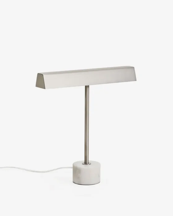 Lámpara de mesa Lynor de metal cepillado con base de mármol blanco en Blanco - Lámparas de mesa, Uruguay | Kavehome
