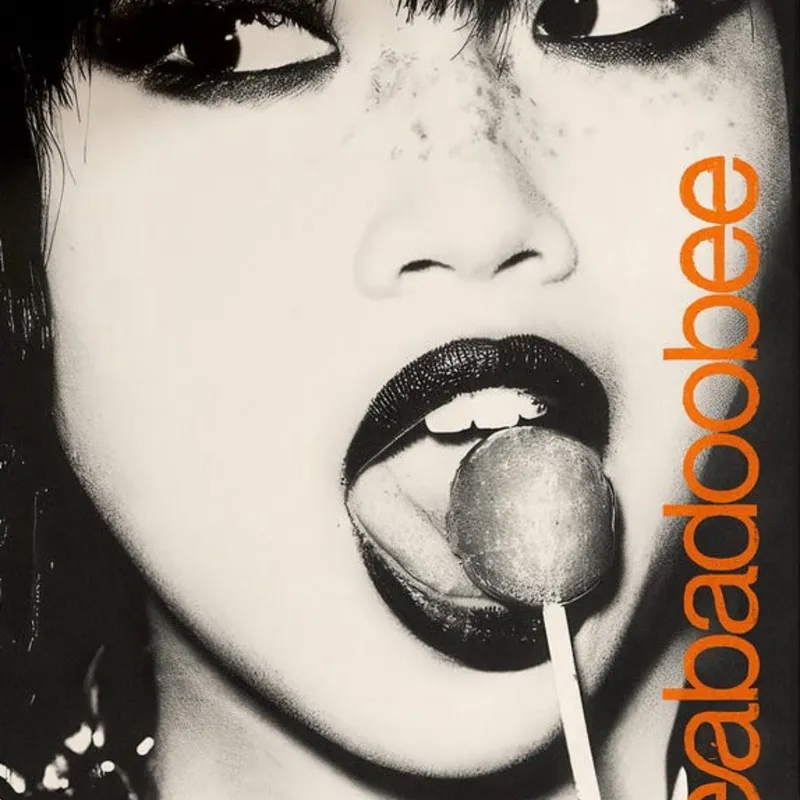 Beabadoobee en Negro - Láminas, Uruguay | Mara Estudio