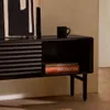Mueble TV Lenon 200 x 57 cm de madera maciza y - chapa de roble negro en Negro - Muebles para TV, Uruguay | Kavehome, vista 3 de 8
