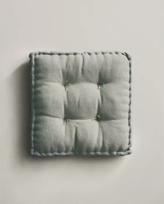 COJÍN SILLA PESPUNTES en Gris - Textiles, Uruguay | Zara Home