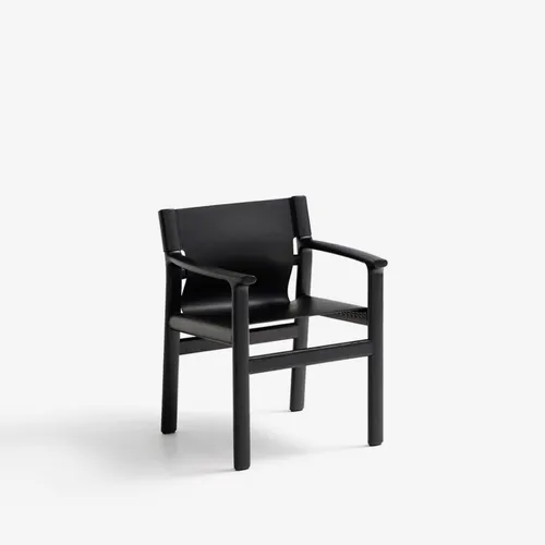 Silla Jan de fibras de cuero reciclado negro y madera maciza de fresno con acabado negro FSC 100% en Negro - Escritorios y sillas de escritorio, Uruguay | Kavehome