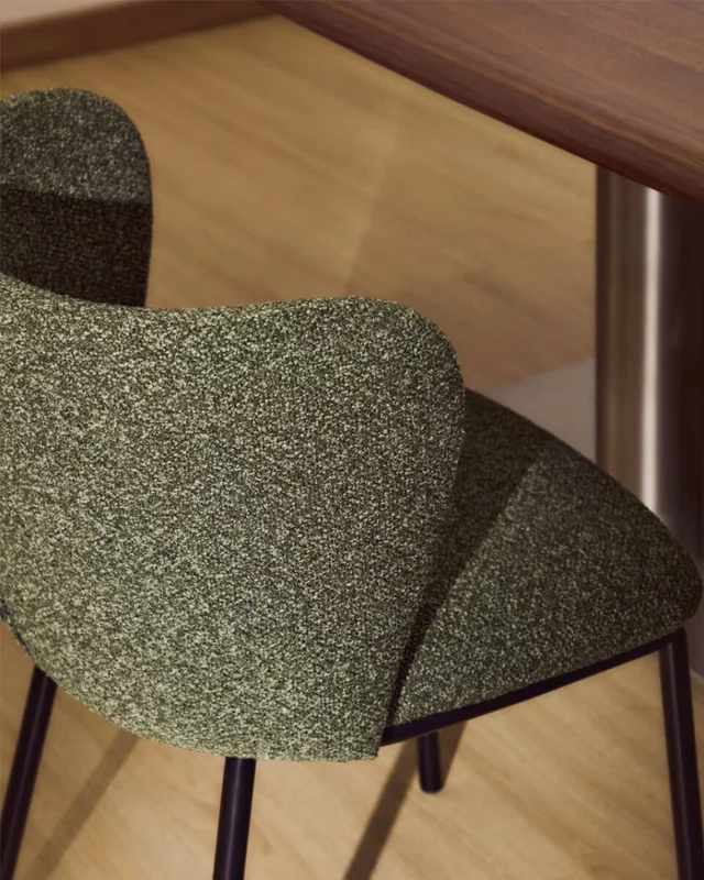 Silla Ciselia chenilla gruesa verde oscuro y patas de acero acabado negro en Verde - Sillas, Uruguay | Kavehome, vista 3