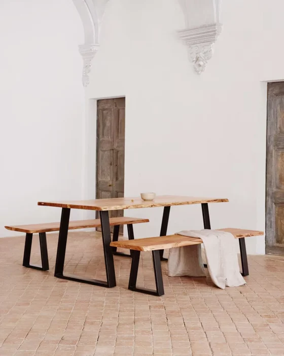 Mesa Alaia - 160 x 90 cm madera maciza de acacia patas de acero acabado negro en Madera natural - Mesas de comedor, Uruguay | Kavehome, vista 2