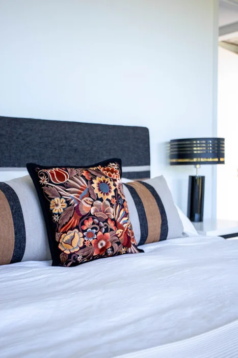 Almohadón ZAL negro en Blanco - Textiles, Uruguay | Almohadones ZAL, vista 3