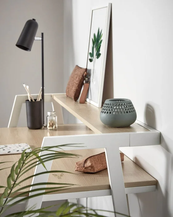 Escritorio Aarhus melamina acabado natural patas de acero acabado blanco 115 x 60 cm en Blanco - Escritorios y sillas de escritorio, Uruguay | Kavehome, vista 3