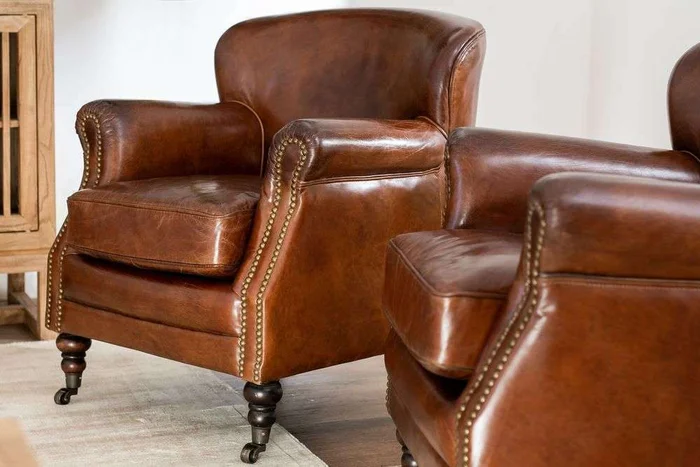 BERGERE CUERO ITALIANO ENVEJECIDO CON TACHAS en Marrón - Sillones y sofás, Uruguay | La Iberica, vista 12