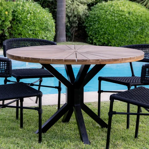 Mesa en madera de teca y caño de aluminio negro en Madera natural - Mesas de comedor, Uruguay | Entrecasa