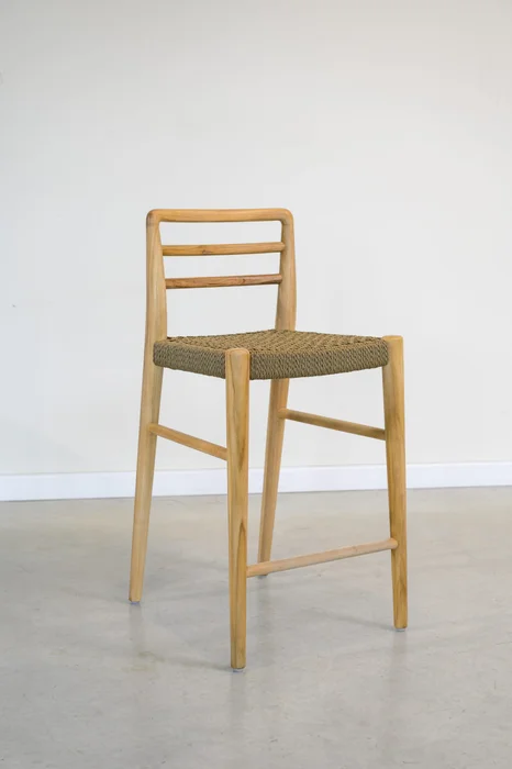 Banqueta en madera teca y mimbre trenzado en Madera natural - Butacas, banquetas y puffs, Uruguay | Entrecasa