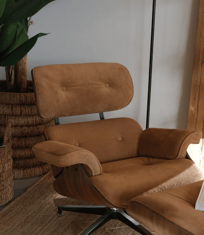 BUTACA EAMES GAMUZA CASTAÑO CON PUFF en Marrón - Butacas, banquetas y puffs, Uruguay | Masinfinito Casa, vista 3