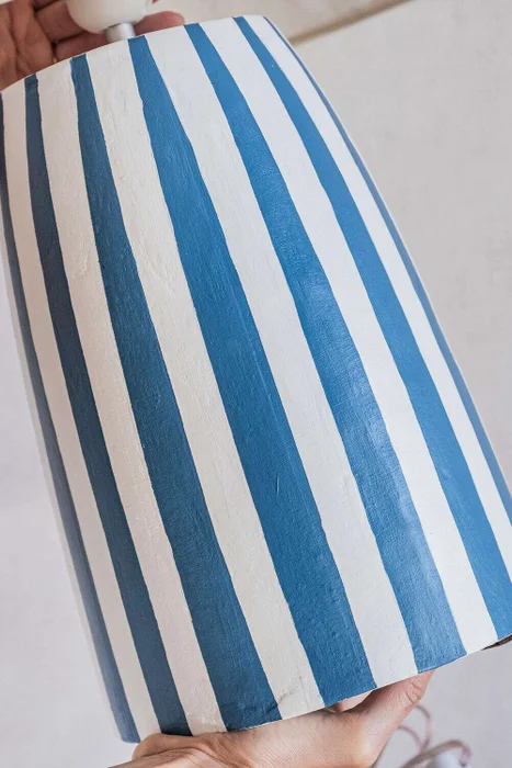 LAMPARA INES - RAYAS AZULES en Multicolor - Lámparas de mesa, Uruguay | La Iberica, vista 2