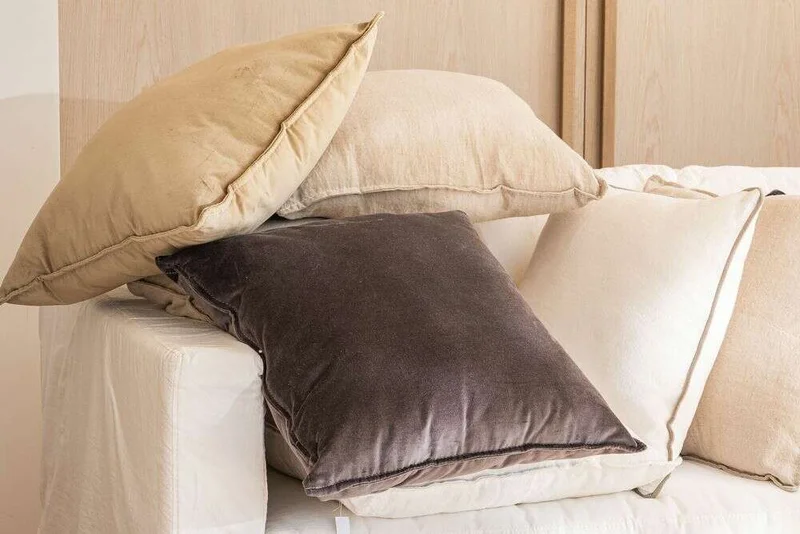 ALMOHADON TERCIOPELO GRIS - 55 X 55 CMS en Gris - Textiles, Uruguay | La Iberica, vista 9