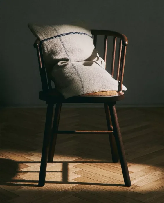 FUNDA COJÍN LÍNEA CONTRASTE en Beige - Textiles, Uruguay | Zara Home