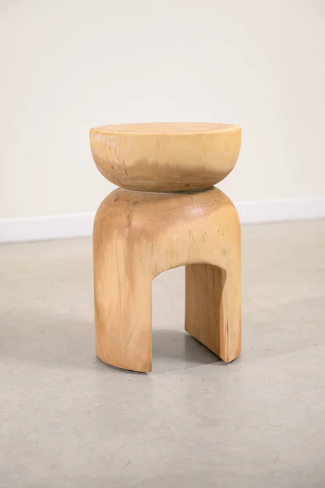 Mesita de arrime o banco color natural en Madera natural - Mesas de comedor, Uruguay | Entrecasa