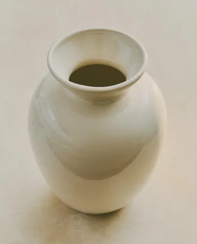 JARRÓN DECORATIVO CERÁMICA CREMA en Blanco - Jarrones, Uruguay | Zara Home