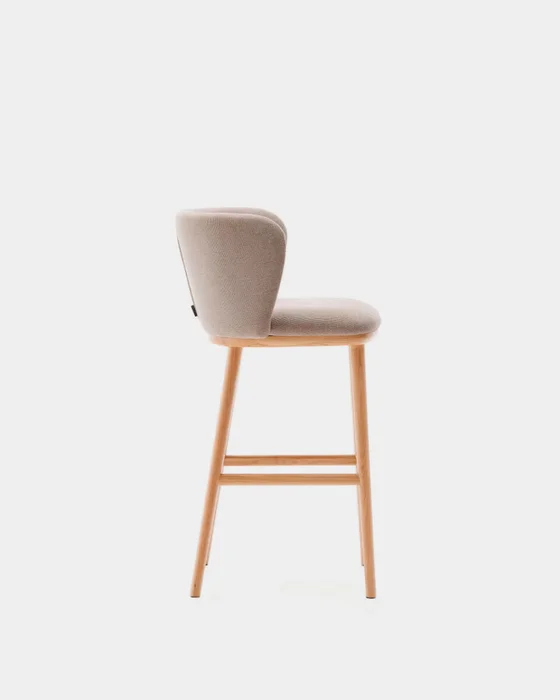 Taburete Ciselia chenilla - marrón y madera maciza fresno acabado tono natural 65cm en Marrón - Butacas, banquetas y puffs, Uruguay | Kavehome, vista 4
