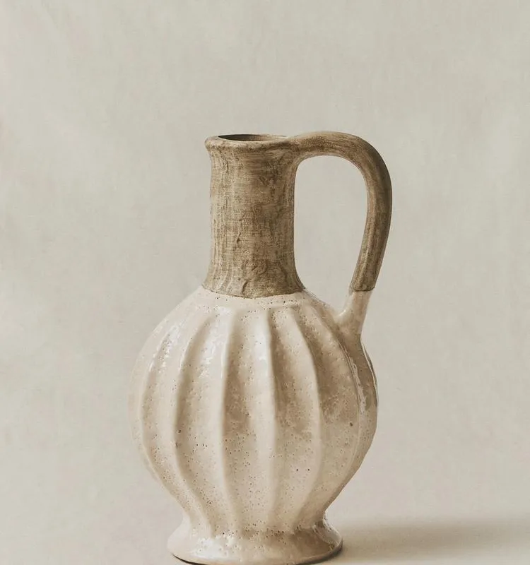 JARRA DECORATIVA CERÁMICA RÚSTICA en Beige - Jarrones, Uruguay | Zara Home