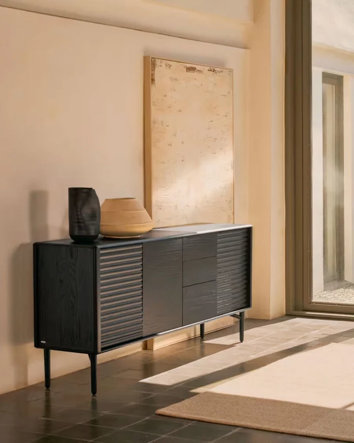 Aparador Lenon - 3 puertas y 3 cajones madera maciza y chapa roble negro 200x86cm FSC Mix Crédito en Negro - Aparadores y recibidores, Uruguay | Kavehome, vista 2
