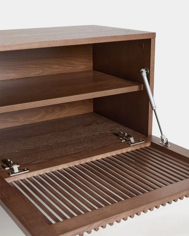 Mueble TV Beyla 2 puertas de chapa y madera maciza de fresno con acabado tono nogal 180 x 49,5 cm en Marrón - Muebles para TV, Uruguay | Kavehome, vista 3