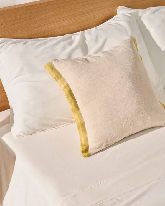 Almohadón Disea de lino beige con detalle amarillo 45 x 45 cm en Beige - Textiles, Uruguay | Kavehome, vista 2