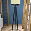 Lámpara Trippe Madera y Esterilla - Negro - Lámparas de pie, Uruguay | Berna home, vista 5 de 9