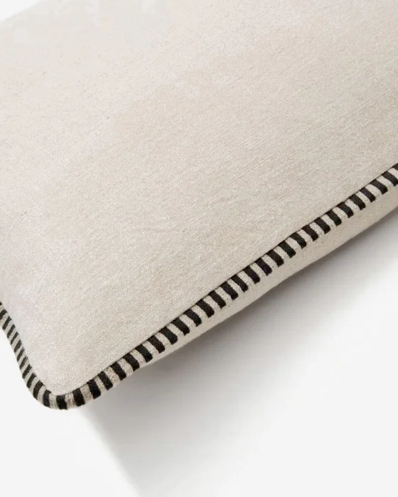 Almohadón Ardit de lino y algodón beige con raya bordada a contraste - negro 45 x 45 cm en Beige - Textiles, Uruguay | Kavehome, vista 3