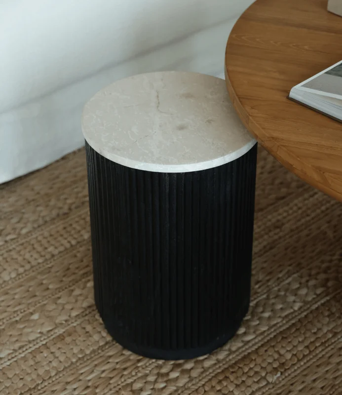 MESA LATERAL VERONA CILINDRO MADERA CHARCOAL Y MARMOL BLACK MARCINO en Negro - Mesas de arrimo, Uruguay | Más Infinito Casa, vista 3