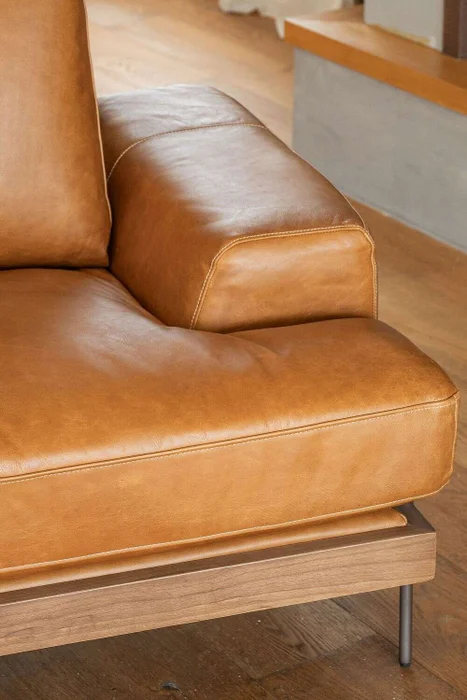 SILLON COSMOPOLITAN - CUERO ITALIANO CARAMELO en Marrón - Sillones y sofás, Uruguay | La Iberica, vista 4