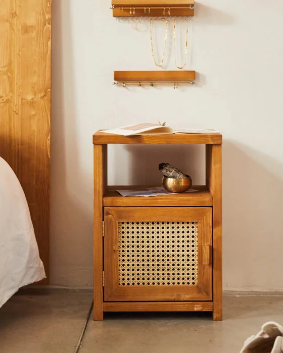 Mesita de noche con puerta Haydé en Madera natural - Mesas de luz, Uruguay | Treehouse Deco